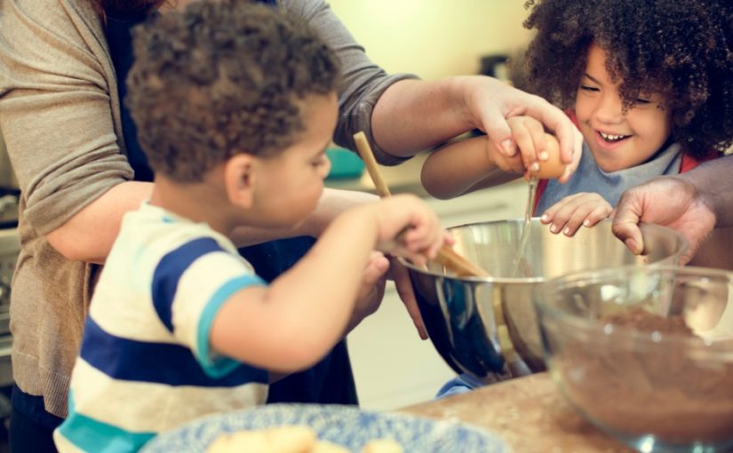 Cozinha: Veja como ensinar crianças a cozinhar pode ajudá-las