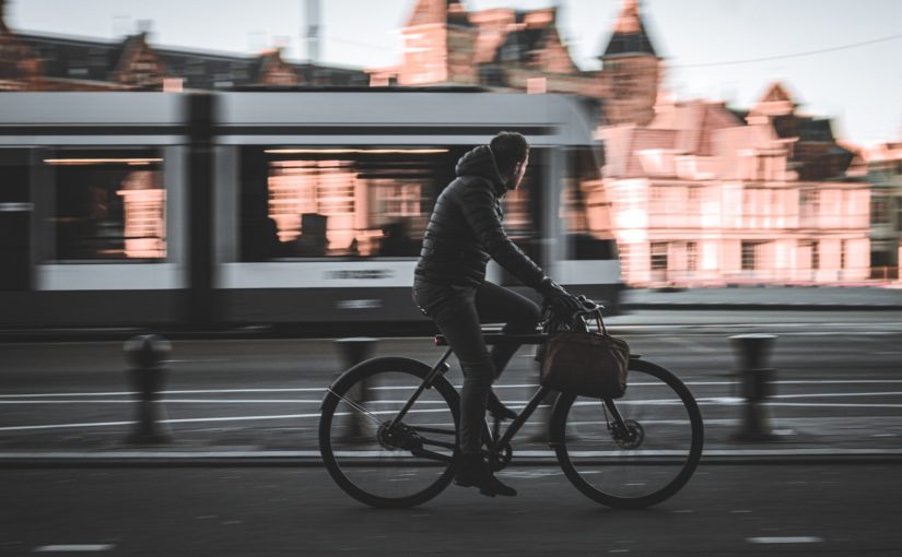 O que levar na mochila quando você vai ao trabalho de bike