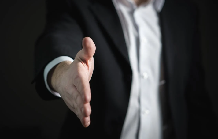 Revender vs vender: Qual é a melhor opção?