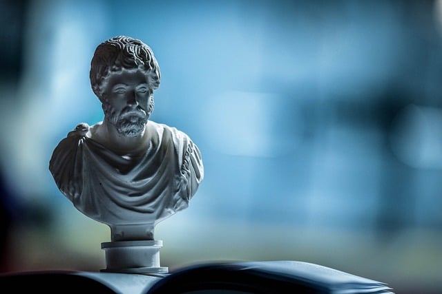 Como aplicar o estoicismo nas finanças pessoais: estratégias para uma vida financeira equilibrada