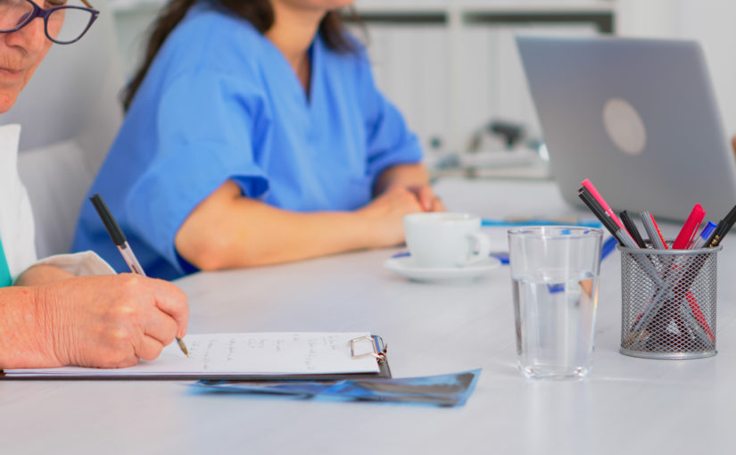 É possível conciliar o internato obrigatório com uma preparação para residência médica eficaz?