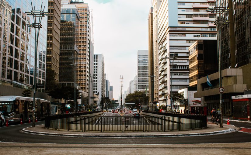 Entenda como a infraestrutura, a economia de tempo e a oferta de hospedagem de padrão internacional tornam esse polo a principal escolha para viagens corporativas em SP