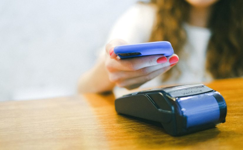 Descubra quando compensa quitar a compra à vista com abatimento no preço e em quais momentos o parcelamento no cartão traz mais benefícios para o seu bolso